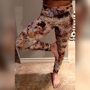 Onzie yoga leggings, size SM, animal print quartz